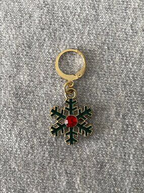NWOT Christmas Green Red Gold Snowflake Knitting Stitch Marker